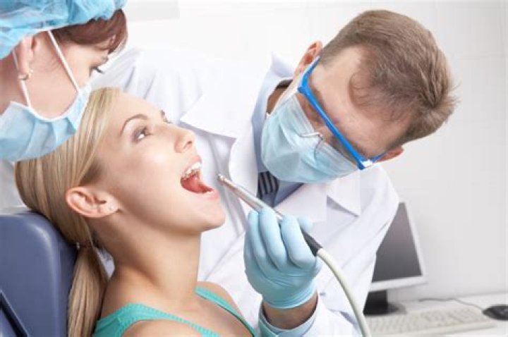 how much do dentists make a year